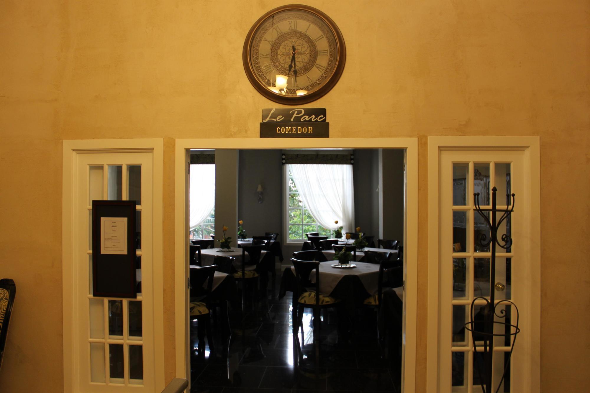 Victoria'S Park Hotel Армения Екстериор снимка